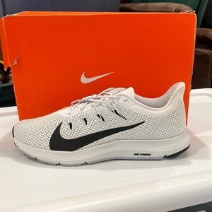 Womens nike quest 2 in white/ pure platinum size 12